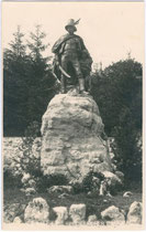 Persönlichkeitsdenkmal für den Salinenarbeiter und Freiheitskämpfer k.k. Major Josef Speckbacher (1767-1820), enthüllt 1908 in Hall in Tirol. Gelatinesilberabzug 9 x 14 cm; Impressum: A(ugust). Riepenhausen, Hall 1925.  Inv.-Nr. vu914gs00027