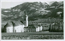 Stift Fiecht der Abtei St. Georgenberg-Fiecht der Benediktinerkongregation von St. Ottilien in Vomp, Bezirk Schwaz, Tirol von Nordwesten. Gelatinesilberabzug 9 x 14 cm; ohne Impressum, postalisch gelaufen 1938.  Inv.-Nr. vu914gs00744 