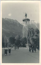 Kurz nach dem "Anschluss" an das sog. III. Reich aufgestellter Maibaum am Rennweg in Innsbruck. Gelatinesilberabzug 9 x 14 cm ohne Urhebernachweis (wohl Amateuraufnahme), postalisch befördert 1938.  Inv-Nr. vu914gs00207