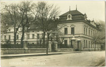 Neue K.K. Infanterie-Kadettenschule in Innsbruck, Innrain 32; 1918 - 1937 Nervenklinik, nach 1945 Abriss, heute dort Finanzamt). Gelatinesilberabzug 9 x 14 cm; Impressum: Joh(ann). Papp, Innsbruck-Hötting, postalisch gelaufen 1929.  Inv.-Nr. vu914gs00790