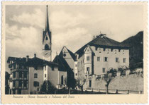 Dekanatskirche Mariä Himmfelfahrt (Chiesa Arcipretale Santa Maria Assunta) und k.k. Bergrichterhaus (Palazzo del Dazio) in Fiera di Primiero (Primör). Lichtdruck 10 x 15 cm; Impressum: Nanni Gadenz, Primör um 1930.  Inv.-Nr. vu105ld00002