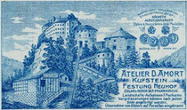 Tageslichtatelier des Photographen David Amort und Schienentrasse vom Schrägaufzug auf die Festung Kufstein (Werbevignette). Rückseitendruck auf Untersatzkarton 10,6 x 16,6 cm (Cabinet-Format), wohl 1911.