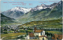 Schloss Labers gegen Meran im Etschtal und die Texelgruppe. Photochromdruck 9 x 14 cm; Impressum: Verlag von Lorenz Fränzl, München (danach Bozen) 1910-11.  Inv.-Nr. vu914pcd00046