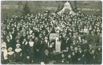 Festveranstaltung od. dgl. im Caffè „Benelli“ in Arco (Alto Garda e Ledro, Trentino). Gelatinesilberabzug 9 x 14 cm; Impressum: R. Kropsch, Photograph in Arco um 1910.  Inv.-Nr. vu914gs00001