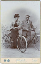 Paar mit Fahrrädern in zeitgenössischer Radsportkleidung. Gelatinesilberabzug auf Untersatzkarton   16,6 x 10,8 cm. Impressum: K. u. K. Kammerfotograf Frid(olin). Arnold, Landhausstraße (heute Meraner Straße) 7, Innsbruck nach 1896.  Inv.-Nr. vuCAB-00052