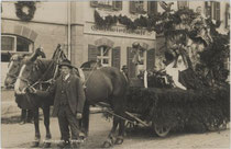 Akteurin als Allegorie der “Tyrolia” beim Festumzug anlässlich der Jahrhundertfeier im Gedenken an den Tiroler Volksaufstand von 1809 in Wörgl. Gelatinesilberabzug 9  x 14 cm; Impressum: R(udolf). Berger, Wörgl 1909.  Inv.-Nr. vu914gs00270