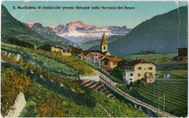 Vom Gleiskörper der Rittnerbahn durchquerte Weingüter in St. Magdalena, Stadtgemeinde Bozen (ehem. Gemeinde Zwölfmalgreien). Photochromdruck 9 x 14 cm; Joh(ann). F(ilibert). Amonn, Bozen 1909.  Inv.-Nr. vu914pcd00223
