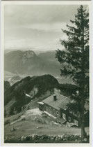 Unterkunftshütte Vorderkaiserfelden im Kaisergebirge (1.389 m), Gemeinde Ebbs gegen Kufstein und den Pendling. Gelatinesilberabzug 9 x 14 cm ohne Impressum, postalisch gelaufen 1932.  Inv.-Nr. vu914gs01129