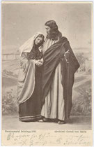 Passionsspiel in Brixlegg, Bezirk Kufstein, Tirol von 1903: Szenenausschnitt „Abschied Christi von Maria“. Autotypie 9 x 14 cm; Impressum: Druck u(nd). Verl(ag).: Carl Aug(ust). Seyfried & Comp(agnon)., München.  Inv.-Nr. vu914at00009