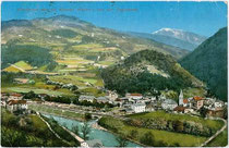 Waidbruck am Eisack von Südwesten. Photochromdruck 9 x 14 cm; Aufnahme und Verlag Eng(elbert). Senoner - Kaufmann, Weinhandlung und Spediteur, Waidbruck 1910.  Inv.-Nr. vu914pcd00225 