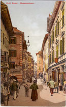Museumstraße – vormals Fleischgasse - in Bozen von Westen gegen den Obstplatz aufgenommen. Photochromdruck 9 x 14 cm; Impressum: Edition Photoglob, Zürich um 1905.  Inv.-Nr. vu914pcd00094