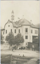 Gasthof „Burgfrieden, eigentlich Ansitz Gissbach in St. Georgen, Stadtgemeinde Bruneck. Gelatinesilberabzug 9 x 14 cm ohne Impressum, um 1910.  Inv.-Nr. vu914gs00007