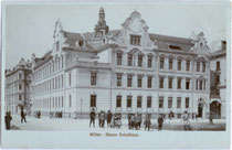 „Wilten – Neues Schulhaus“, ein Innsbrucker Schulbau der Neorenaissance in der Franz-Fischer-Straße 38, 1902 eingeweiht und 1945 zerstört worden. Gelatinesilberabzug 9 x 14 cm; Impressum: F(ritz). Gratl, Innsbruck 1903.  Inv.-Nr. vu914gs00005