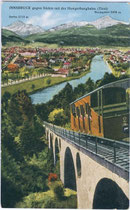 Fahrgastwagen der Hungerburgbahn beim Befahren des heute denkmalgeschützten Stampfbeton-Viadukts, um 1910. Kombinationsfarbdruck 9 x 14 cm; Impressum: Verlag "Monopol" München und Hall in Tirol.  Inv.-Nr. vu914kfd00010