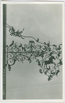 Wirtsschild vom Gasthof „Weisses Rössl“ in Kaltern, Marktplatz 11. Gelatinesilberabzug 9 x 14 cm; Impressum: A(lfred). Stockhammer Hall in Tirol 1926.  Inv-Nr. vu914gs00240