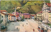 Franz-Joseph-Platz (heute: Grieser Platz) in Gries mit Haltestelle der Grieser Linie der Bozner Straßenbahn (1909 bis 1948). Farbautotypie 9 x 14 cm; Impressum: Sormani, Milano um 1925.  Inv.-Nr. vu914fat00022