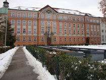 Fassade des Akademischen Gymnasiums in Innsbruck, Angerzellgasse 14 (errichtet 1909/10). Digitalphoto, © Johann G. Mairhofer 2012.  Inv.-Nr. 1DSC02544