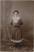 Junge Dame im Turnkostüm vor gemalter Hintergrundkulisse des Ateliers. Gelatinesilberabzug 9 x 14 cm. Impressum: Max Ketzler, Heiliggeiststraße 9, Innsbruck um 1905. Inv.-Nr. vu914gs00859