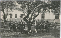 Ostern im Institut der Englischen Fräulein in Brixen, Altenmarktgasse 17. Lichtdruck 9 x 14 cm; Impressum: Verlag L. Helm, Dornbirn um 1910.  Inv.-Nr. vu914ld00121