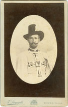 Erzherzog Eugen von Österreich-Teschen (1863 - 1954) im Ornat des Hochmeisters vom Deutschen Orden auf Visite in Bozen. Albuminabzug auf Untersatzkarton 21,0 x 13,5 cm (Boudoir-Format). Impressum: F(ranz). Largajolli, Bozen um 1895.  Inv.-Nr. vuBOU-00014
