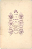 Rückseitendruck von Cabinetphoto Inv.-Nr. vuCAB-00250, Witwe wohl aus dem Adelsstand im Trauerstaat, C. Segatini, Rovereto um 1870. 