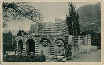 Unvollendetes Kaiserjägerdenkmal in den Talferanlagen in Gries (1925 nach Bozen eingemeindet), an derselben Stelle 1926-1928 Errichtung des faschistischen "Siegesdenkmals". Gelatinesilberabzug 9 x 14 cm; kein Impressum um 1922/23.  Inv.-Nr. vu914ld00040