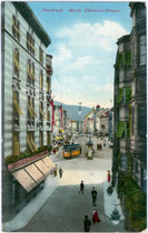 Herzog-Friedrich-Straße beim Haus des Photographen C(arl). A(lexander). Czichna (links im Bild, Adresse: Burggraben 1). Photochromdruck 9 x 14 cm; postalisch gelaufen 1912. Impressum: Robert Warger, Innsbruck.  Inv.-Nr. vu914pcd00097