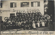 "Freiwillige Feuerwehr Schwoich, 10. Okt. 1915." Mannschaftsbild mit kriegsbedingt mehreren Frauen. Gelatinesilberabzug 9 x 14 cm; Impressum: David Amort, Kufstein. Inv.-Nr. vu914gs00588