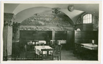 Bürgerstube im Hotel „Kreid“ (in den 1970er Jahren geschleift worden) in Innsbruck, Bozner Platz 3. Gelatinesilberabzug 9 x 14 cm; Wilhelm Stempfle, Innsbruck um 1940.  Inv.-Nr. vu914gs00223