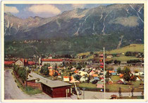 "Städt(ischer). Campingplatz im Osten Innsbrucks, am Inn gelegen" (Reichenau). Farbautotypie 10 x 15 cm; Photo Steiner - Druck WUB (Wagner'sche Univ.-Buchdruckerei Innsbruck) um 1955.  Inv.-Nr. vu105fat00006