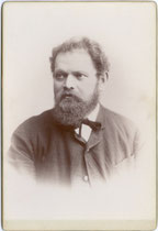 Vignettiertes Künstlerportrait von Alois Überbacher, Antiquar und Holzbildhauer in Bozen, gest. 23.6.1897. Albuminabzug auf Untersatzkarton 16,6 x 10,8 cm ohne Urhebervermerk.  Inv.-Nr. vuCAB-00187
