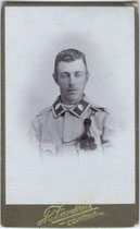 Jäger der k.k. Landesschützen in Garnison Cortina (heute Cortina d'Ampezzo) stehend. Gelatinesilberabzug auf Untersatzkarton 10,6 x 6,6 cm (Visit-Format); Impressum: A(ntonia Verocai). Zardini, Cortina nach 1907.  Inv.-Nr. vuVIS-00005