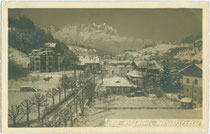 Bahnhofstraße in Kitzbühel gegen das Kaisergebirge. Gelatinesilberabzug 9 x 14 cm; Impressum: Wilhelm Stempfle, Innsbruck um 1925.  Inv.-Nr. vu914gs00900 
