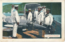 Marinesoldaten der k.u.k. Kriegsmarine bei Lancierübungen von Torpedos. Kombinationsfarbdruck 9 x 14 cm; Impressum: G. C. (?), Pola, Markgrafschaft Istrien, Ös terreichisches Küstenland (heute: Pula, Kroatien) 1912/13.  Inv.-Nr. vu914kfd00045