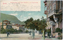 Café „Walther“ im gleichnamigen Hotel am Waltherplatz in Bozen. Farblichtdruck 9 x 14 cm; Joh(ann). F(ilibert). Amonn, Bozen; postalisch gelaufen 1903.  Inv.-Nr. vu914fld00007