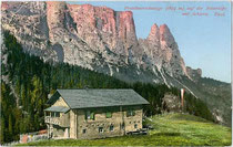Die Prosslinerschwaige im Gemeindegebiet von Waidbruck und der Schlern. Photochromdruck 9 x 14 cm; Impressum: Joh(ann). F(ilibert). Amonn, Bozen um 1910.  Inv.-Nr. vu914pcd00232