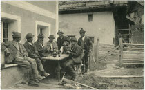 "Le Tyrol - Groupe de Guides". Bergführer in den Dolomiten beim Kartenspiel in Erwartung von Bergtouristen. Lichtdruck 9 x 14 cm; Impressum: Ern. Thill, Bruxelles/Brüssel, postalisch befördert 1916.  Inv.-Nr. vu914ld00278