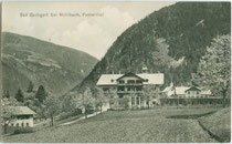 Bad Bachgart (heute psychosoziales Therapiezentrum) in Rodeneck im Pustertal, Bezirksgemeinschaft Eisacktal, Südtirol. Lichtdruck 9 x 14 cm; Impressum: Rud(olf). Largajolli, Brixen 1910.  Inv.-Nr. vu914ld00290
