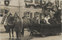 Akteurin als Allegorie der “Tyrolia” beim Festumzug anlässlich der Jahrhundertfeier im Gedenken an den Tiroler Volksaufstand von 1809 in Wörgl. Gelatinesilberabzug 9  x 14 cm; Impressum: R(udolf). Berger, Wörgl 1909.  Inv.-Nr. vu914gs00270