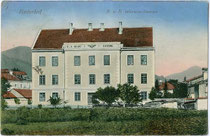 Kaserne des II. Bataillons k.u.k. Infanterie Regiment Nr. 36 in Niederdorf im Pustertal. Farblichtdruck 9 x 14 cm; Verlag Wilhelm Püsche, Kantineur, Niederdorf um 1910.  Inv.-Nr. vu914fld00045