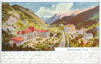 Im Heimatstil errichtetes Hotel „Brennerbad“ mit Parkanlagen (1922 abgebrannt) an der Brennerbahn von Süden. Farbautotypie 9 x 14 cm nach Original eines anonymen Künstlers; postalisch befördert 1904.  Inv.-Nr. vu914fat00025