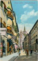 Franz-Josef-Straße in der Bezirkshauptstadt Schwaz, Tirol mit Photoatelier von Georg Angerer (links) von Westen. Photochromdruck 9 x 14 cm ohne Impressum, um 1910.  Inv.-Nr. vu914pcd00274