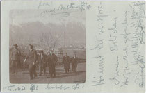 Couleurbummel von Altherren diverser Korporationen auf dem Weg zum Sonnenburgerhof in Innsbruck (wohl Amateuraufnahme). Gelatinesilberabzug 9 x 14 cm, postalisch befördert 1908.  Inv.-Nr. vu914gs00042