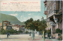 Café „Walther“ im gleichnamigen Hotel am Waltherplatz in Bozen.  Farblichtdruck 9 x 14 cm; Impressum: Joh(ann). F(ilibert). Amonn, Bozen; postalisch befördert 1903.  Inv.-Nr. vu914fld00007