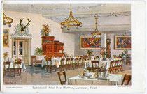 Speisesaal im Gasthof „Drei Mohren“ in Lermoos, Bezirk Reutte (Außerfern), Tirol. Farbautotypie 10 x 15 cm nach einem Original von Max Martini, 1904.  Inv.-Nr. vu105fat00004