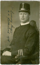 K.K. Feldkurat Dr. Ludwig Steger vom Hof Unteranger in Brandenberg, Bezirk Kufstein, Tirol vor dem Einrücken zum Kriegsdienst 1915. Gelatinesilberabzug 9 x 14 cm; Privatarchiv d. Verf..