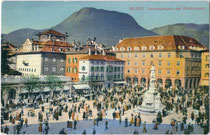 Sonntagscorso am Waltherplatz in Bozen (heute Landshauptstadt von Südtirol). Photochromdruck 9 x 14 cm; Impressum: Gerstenberger & Müller, Bozen um 1910.  Inv.-Nr. vu914pcd00080