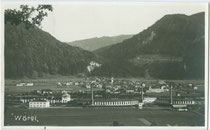 Wörgl von Norden mit dem bis zur Elektrifizierung betriebenen Ringlokschuppen für die Dampftriebfahrzeuge Gelatinesilberabzug 9 x 14 cm; Impressum: Haselberger, Wörgl um 1925. Inv.-Nr. vu914gs01027