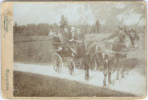 Ausflugsgesellschaft in einer zweispännigen Wagonette wohl auf der Landstraße zwischen Ebbs und Kufstein. Albuminabzug auf Untersatzkarton 11 x 16,5cm (Cabinetformat). Impressum: A(nton). KARG (d. J., 1869 - 1949), Kufstein um 1890.  Inv.-Nr. vuCAB-00039
