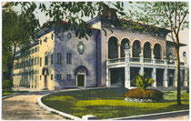 Altes Bozner Stadttheater im Gelände des heutigen Bahnhofsparks, durch Bombenangriff 1944 zerstört worden. Photochromdruck 9 x 14 cm; Joh(ann). F(ilibert). Amonn, Bozen 1915.  Inv.-Nr. vu914pcd00126